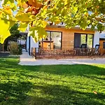 Ma-bebe Summer Playhouse - Jacuzzi, Sauna, Playground, And Woods --- 1 Or 2 Families Welcomed --- Nb-events And Outside Guests Are Not Allowed Semesterbostad