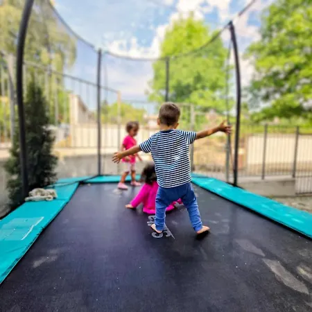 Ma-bebe Summer Playhouse - Jacuzzi, Sauna, Playground, And Woods --- 1 Or 2 Families Welcomed --- Nb-events And Outside Guests Are Not Allowed Feriehus
