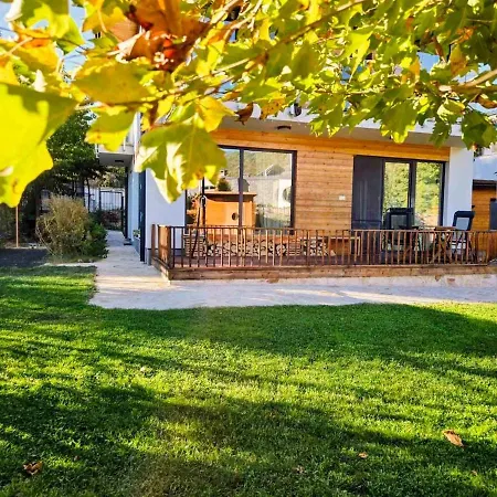 Ma-bebe Summer Playhouse - Jacuzzi, Sauna, Playground, And Woods --- 1 Or 2 Families Welcomed --- Nb-events And Outside Guests Are Not Allowed Feriehus